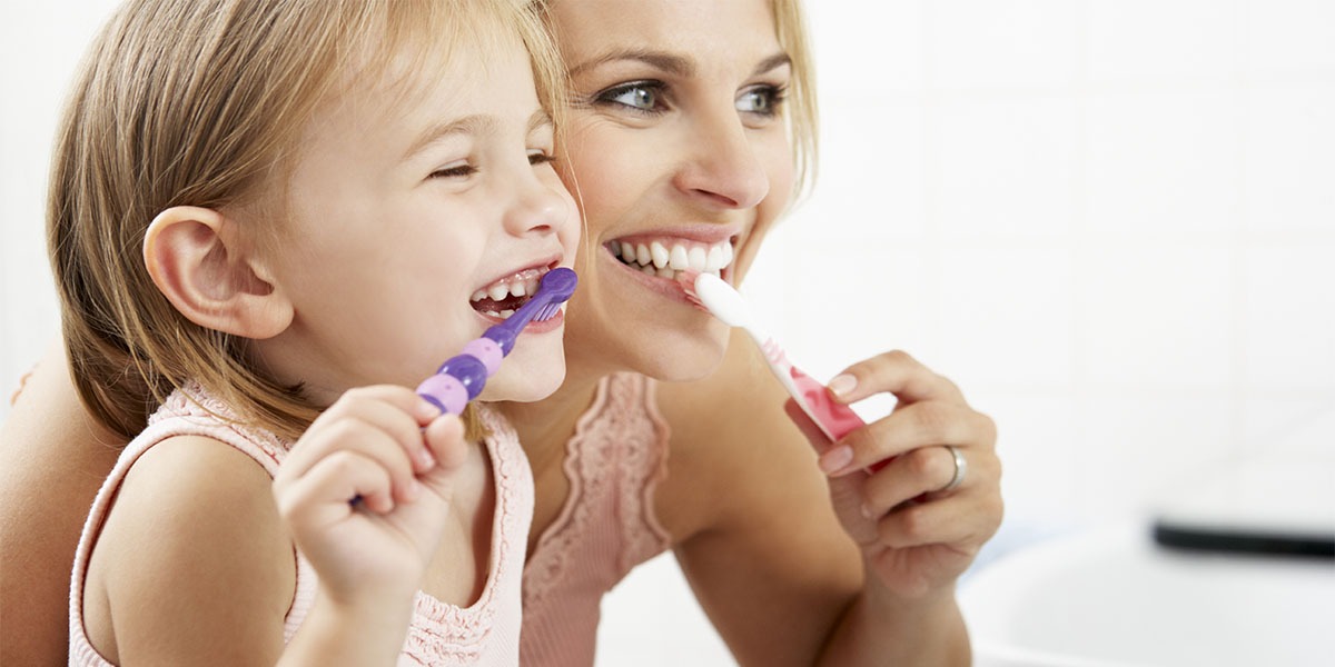 Vrouw Blozend Oorlogszuchtig Tandenpoetsen met kinderen - Tandartspraktijk Reusel